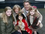 Rotterdam 3 januari 2012
Premiere Piet Piraat in Rotterdam. Emile Ratelband met zijn vrouw Moon en hun kinderen. ( jongetje in blauwe jas is een vriendje)
Peter Smulders bv