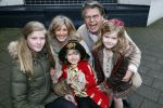 Rotterdam 3 januari 2012
Premiere Piet Piraat in Rotterdam. Emile Ratelband met zijn vrouw Moon en hun kinderen. ( jongetje in blauwe jas is een vriendje)
Peter Smulders bv