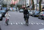 Amsterdam 10 januari 2012
Isa Hoes met dochter Vkinder op de fiets.
Peter Smulders bv