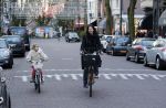 Amsterdam 10 januari 2012
Isa Hoes met dochter Vkinder op de fiets.
Peter Smulders bv