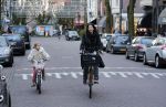 Amsterdam 10 januari 2012
Isa Hoes met dochter Vkinder op de fiets.
Peter Smulders bv