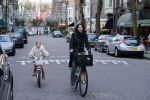Amsterdam 10 januari 2012
Isa Hoes met dochter Vkinder op de fiets.
Peter Smulders bv