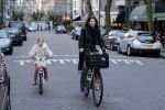 Amsterdam 10 januari 2012
Isa Hoes met dochter Vkinder op de fiets.
Peter Smulders bv