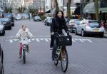 Amsterdam 10 januari 2012
Isa Hoes met dochter Vkinder op de fiets.
Peter Smulders bv