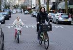 Amsterdam 10 januari 2012
Isa Hoes met dochter Vkinder op de fiets.
Peter Smulders bv