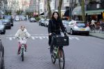 Amsterdam 10 januari 2012
Isa Hoes met dochter Vkinder op de fiets.
Peter Smulders bv