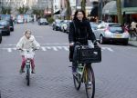 Amsterdam 10 januari 2012
Isa Hoes met dochter Vkinder op de fiets.
Peter Smulders bv