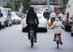Amsterdam 10 januari 2012
Isa Hoes met dochter Vkinder op de fiets.
Peter Smulders bv