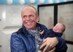 Hoorn  12 januari 2012
Sonja Bakker met Jan Reus achter de kinderwagen met zoontje Bram op weg naar de lidl voor signeersessie.
Peter Smulders bv