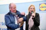 Hoorn  12 januari 2012
Sonja Bakker met Jan Reus achter de kinderwagen met zoontje Bram op weg naar de lidl voor signeersessie.
Peter Smulders bv