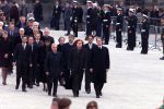 Amsterdam 4 mei 2001

Dodenherdenking op de dam met Koningin Beatrix en Prins Willem Alexander(in uniform)
Jeltje Nieuwenhoven  en Korthals Altes
Peter Smulders bv