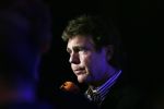 Amsterdam 17 januari 2013
Matthijs v Nieuwkek wordt uitgeroepen voor omroepman van het jaar en krijgt de prijs overhandigd uit handen van John de Mol.
Peter Smulders bv