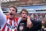 Eindhoven 6 mei 2001

PSV-Heerenveen 3-0
PSV landskampioen.
Kezman en Arnold Bruggink

Peter Smulders bv