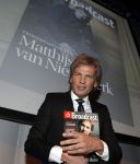 Amsterdam 17 januari 2013
Matthijs v Nieuwkek wordt uitgeroepen voor omroepman van het jaar en krijgt de prijs overhandigd uit handen van John de Mol.
Peter Smulders bv