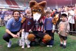 Eindhoven 2 mei 2001

Vandaag vond in het psv stadion de presentatie plaats van de PHOXY kids wear kleding lijn.
Links Ronald Waterreus met 3 kids en Phoxy.

Peter Smulders bv