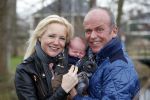 Hoorn  12 januari 2012
Sonja Bakker met Jan Reus achter de kinderwagen met zoontje Bram op weg naar de lidl voor signeersessie.
Peter Smulders bv