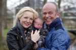Hoorn  12 januari 2012
Sonja Bakker met Jan Reus achter de kinderwagen met zoontje Bram op weg naar de lidl voor signeersessie.
Peter Smulders bv
