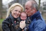 Hoorn  12 januari 2012
Sonja Bakker met Jan Reus achter de kinderwagen met zoontje Bram op weg naar de lidl voor signeersessie.
Peter Smulders bv