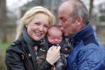 Hoorn  12 januari 2012
Sonja Bakker met Jan Reus achter de kinderwagen met zoontje Bram op weg naar de lidl voor signeersessie.
Peter Smulders bv