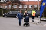 Hoorn  12 januari 2012
Sonja Bakker met Jan Reus achter de kinderwagen met zoontje Bram op weg naar de lidl voor signeersessie.
Peter Smulders bv