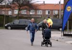 Hoorn  12 januari 2012
Sonja Bakker met Jan Reus achter de kinderwagen met zoontje Bram op weg naar de lidl voor signeersessie.
Peter Smulders bv