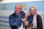 Hoorn  12 januari 2012
Sonja Bakker met Jan Reus achter de kinderwagen met zoontje Bram op weg naar de lidl voor signeersessie.
Peter Smulders bv