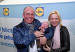 Hoorn  12 januari 2012
Sonja Bakker met Jan Reus achter de kinderwagen met zoontje Bram op weg naar de lidl voor signeersessie.
Peter Smulders bv