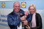 Hoorn  12 januari 2012
Sonja Bakker met Jan Reus achter de kinderwagen met zoontje Bram op weg naar de lidl voor signeersessie.
Peter Smulders bv