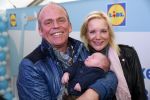 Hoorn  12 januari 2012
Sonja Bakker met Jan Reus achter de kinderwagen met zoontje Bram op weg naar de lidl voor signeersessie.
Peter Smulders bv