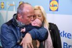 Hoorn  12 januari 2012
Sonja Bakker met Jan Reus achter de kinderwagen met zoontje Bram op weg naar de lidl voor signeersessie.
Peter Smulders bv
