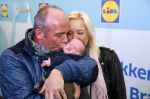 Hoorn  12 januari 2012
Sonja Bakker met Jan Reus achter de kinderwagen met zoontje Bram op weg naar de lidl voor signeersessie.
Peter Smulders bv
