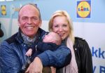 Hoorn  12 januari 2012
Sonja Bakker met Jan Reus achter de kinderwagen met zoontje Bram op weg naar de lidl voor signeersessie.
Peter Smulders bv