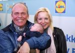 Hoorn  12 januari 2012
Sonja Bakker met Jan Reus achter de kinderwagen met zoontje Bram op weg naar de lidl voor signeersessie.
Peter Smulders bv