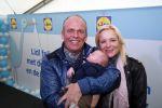 Hoorn  12 januari 2012
Sonja Bakker met Jan Reus achter de kinderwagen met zoontje Bram op weg naar de lidl voor signeersessie.
Peter Smulders bv