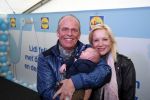 Hoorn  12 januari 2012
Sonja Bakker met Jan Reus achter de kinderwagen met zoontje Bram op weg naar de lidl voor signeersessie.
Peter Smulders bv