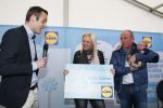 Hoorn  12 januari 2012
Sonja Bakker met Jan Reus achter de kinderwagen met zoontje Bram op weg naar de lidl voor signeersessie.
Peter Smulders bv