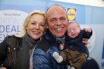 Hoorn  12 januari 2012
Sonja Bakker met Jan Reus achter de kinderwagen met zoontje Bram op weg naar de lidl voor signeersessie.
Peter Smulders bv