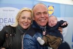 Hoorn  12 januari 2012
Sonja Bakker met Jan Reus achter de kinderwagen met zoontje Bram op weg naar de lidl voor signeersessie.
Peter Smulders bv