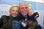 Hoorn  12 januari 2012
Sonja Bakker met Jan Reus achter de kinderwagen met zoontje Bram op weg naar de lidl voor signeersessie.
Peter Smulders bv