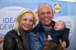 Hoorn  12 januari 2012
Sonja Bakker met Jan Reus achter de kinderwagen met zoontje Bram op weg naar de lidl voor signeersessie.
Peter Smulders bv