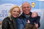 Hoorn  12 januari 2012
Sonja Bakker met Jan Reus achter de kinderwagen met zoontje Bram op weg naar de lidl voor signeersessie.
Peter Smulders bv