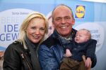 Hoorn  12 januari 2012
Sonja Bakker met Jan Reus achter de kinderwagen met zoontje Bram op weg naar de lidl voor signeersessie.
Peter Smulders bv