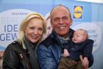 Hoorn  12 januari 2012
Sonja Bakker met Jan Reus achter de kinderwagen met zoontje Bram op weg naar de lidl voor signeersessie.
Peter Smulders bv