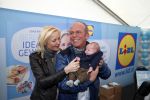 Hoorn  12 januari 2012
Sonja Bakker met Jan Reus achter de kinderwagen met zoontje Bram op weg naar de lidl voor signeersessie.
Peter Smulders bv