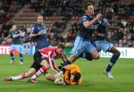 Eindhoven, 30 Januari 2013
1/4 Finale KNVB Beker PSV-Feyenoord, Seizoen 2012-2013, eindstand 2-1
Tim Matavz wordt zwaar verdedigd door Stefan de Vrij en Bruno Martins Indi
Foto Peter Smulders BV