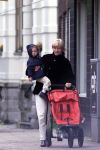 Amsterdam 5 mei 2001

Ella Adriaanse (Vrouw ursul de geer) met hun dochtertje

Peter Smulders bv