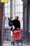 Amsterdam 5 mei 2001

Ella Adriaanse (Vrouw ursul de geer) met hun dochtertje

Peter Smulders bv