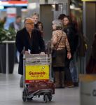 Schiphol 27 december 2012
Youp v t Hek en zijn vrouw Debbie Petter vertrekken vanaf schiphol op vakantie.
Peter Smulders bv