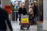 Schiphol 27 december 2012
Youp v t Hek en zijn vrouw Debbie Petter vertrekken vanaf schiphol op vakantie.
Peter Smulders bv