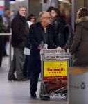 Schiphol 27 december 2012
Youp v t Hek en zijn vrouw Debbie Petter vertrekken vanaf schiphol op vakantie.
Peter Smulders bv